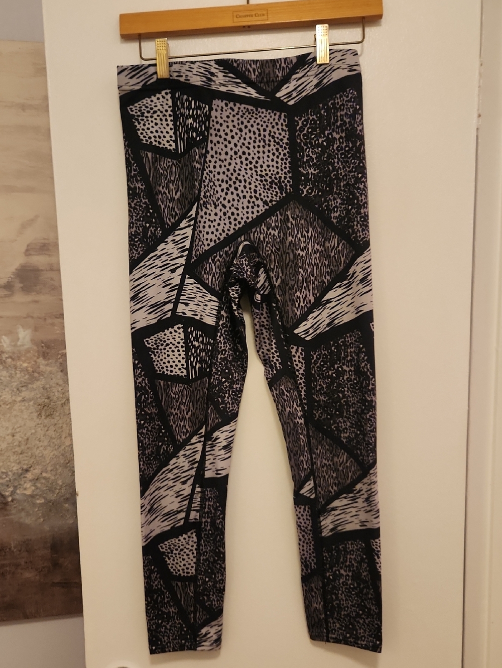 HUE Black Comfort Stretch Leggings